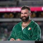 jason-kelce’s-beach-pic-with-fans-has-a-revealing-twist