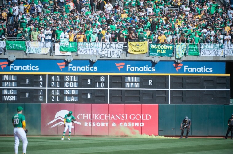 smoke-bombs,-chaos-and-crying:-a’s-final-game-in-oakland-had-it-all