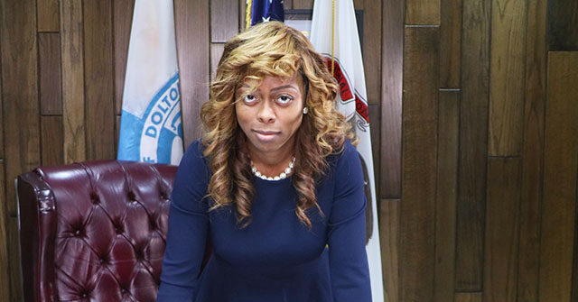 cops-called-to-illinois-democrat-mayor-tiffany-henyard’s-out-of-control-board-meeting