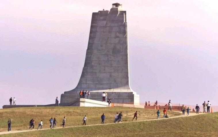 multiple-people-dead-after-plane-crash-at-wright-brothers-national-memorial’s-first-flight-airport