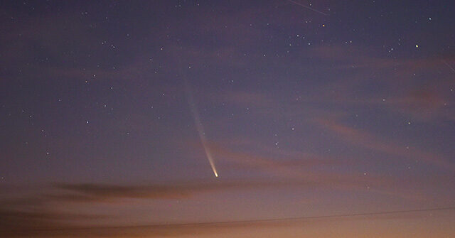 comet-visible-for-first-time-in-80,000-years-captured-over-chilean-desert