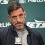 aaron-rodgers,-robert-saleh-disagree-on-cadence-causing-false-starts-in-jets’-loss-to-broncos