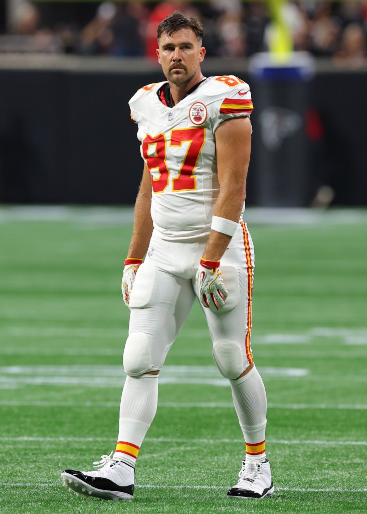 chiefs-receivers-rock-travis-kelce-t-shirts-in-support-of-tight-end-before-chargers-clash