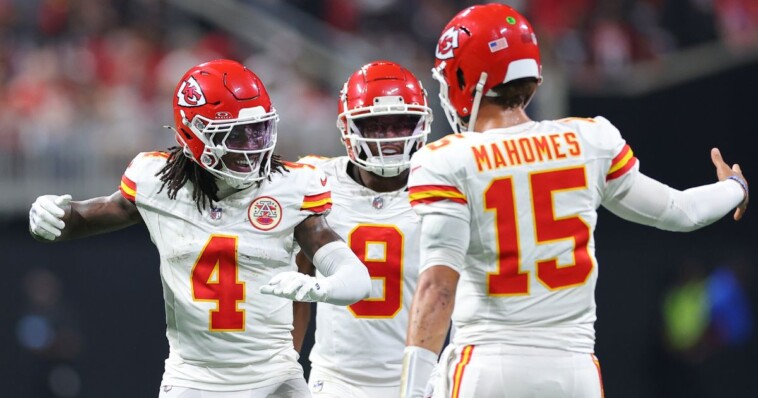 patrick-mahomes-and-chiefs-fear-player’s-scary-injury-update-as-season-struggles-may-get-worse