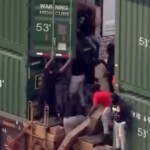 dozens-of-thieves-ransack-freight-train-in-chicago-(video)