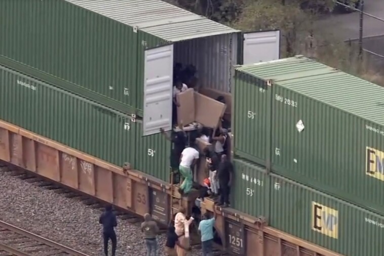 news-chopper-catches-looters-ransacking-freight-train-before-confrontation-with-chicago-cops