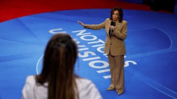 kamala-greets-latino-crowd-with-‘donde-esta-la-biblioteca?’