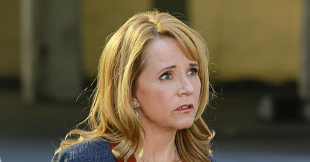 ‘back-to-the-future’-star-lea-thompson-begs-white-women-‘please,-please’-don’t-vote-for-trump-again