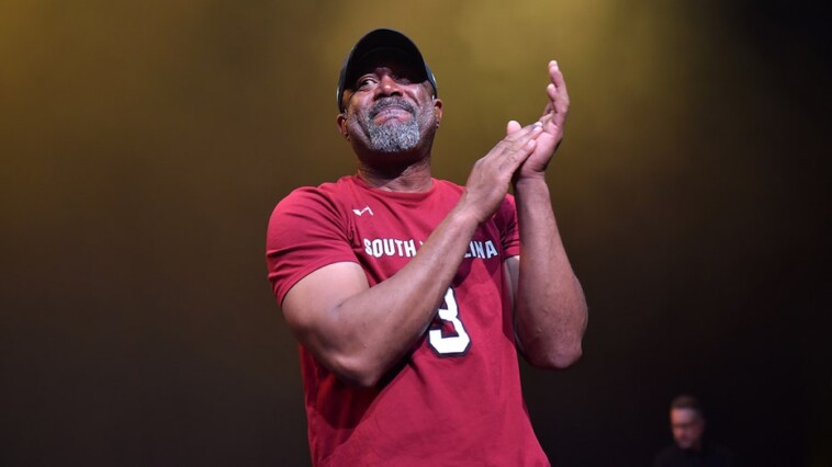 country-star-darius-rucker-falls-face-forward-during-concert-performance,-jokes-he’s-‘old’