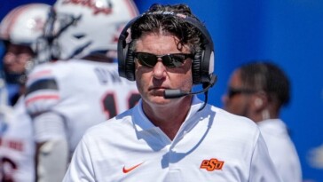 oklahoma-state’s-mike-gundy-suffers-bizarre-injury-after-‘run-in’-with-his-cattle