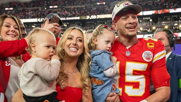 patrick-mahomes-says-he-lets-taylor-swift-bake-with-his-daughter-amid-potential-trump-vs.-harris-divide