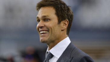 tom-brady-won’t-be-barred-from-working-raiders-games-as-tv-analyst-—-which-may-become-slippery-slope