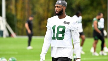 mike-williams-makes-jets-return-after-absence-during-tumultuous-week