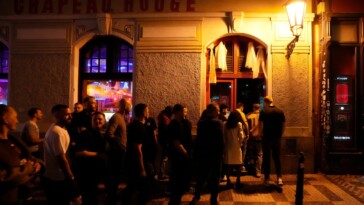 beer-loving-prague-bans-popular-nighttime-pub-crawls:-‘cheap-alco-tourism’