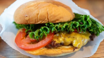 massive-recall-on-cheeseburgers-underway,-customers-warned-not-to-consume-the-burgers