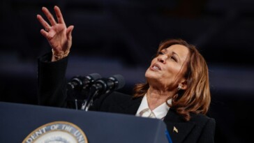 ‘is-she-drunk?’:-kamala-harris-gets-viciously-mocked-after-bizarre-order-to-her-crowd-during-detroit-rally