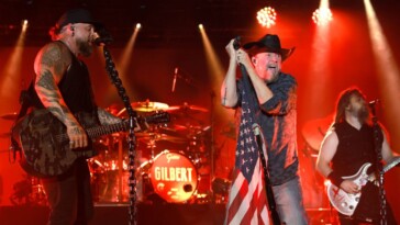 country-star-brantley-gilbert-abruptly-halts-concert-as-wife-goes-into-labor-at-venue,-reemerges-to-announce-‘we-got-a-baby’