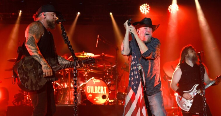 country-star-brantley-gilbert-abruptly-halts-concert-as-wife-goes-into-labor-at-venue,-reemerges-to-announce-‘we-got-a-baby’