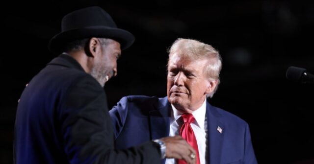 video:-boxing-hall-of-famer-thomas-‘hitman’-hearns-joins-trump-on-stage-in-motown:-‘make-detroit-great-again’