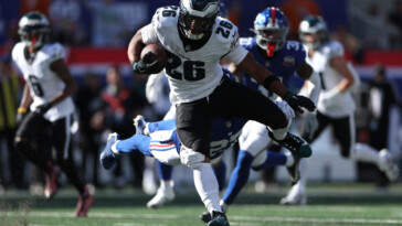 saquon-barkley-erupts-for-season-high-while-leading-eagles-to-blowout-win-over-giants