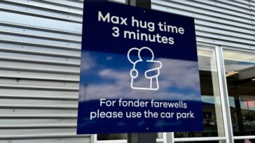 new-zealand-airport-introduces-‘inhumane’-time-limit-on-hugs-for-travelers-saying-goodbye-to-loved-ones