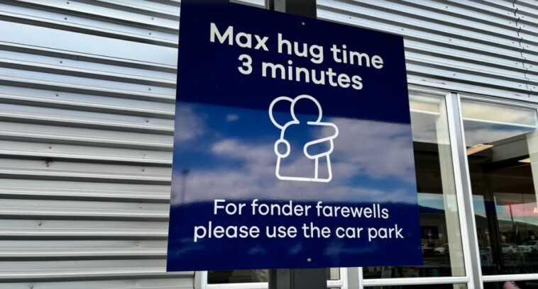 new-zealand-airport-introduces-‘inhumane’-time-limit-on-hugs-for-travelers-saying-goodbye-to-loved-ones