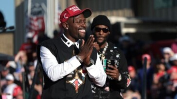 former-steelers-antonio-brown,-le’veon-bell-register-trump-voters-in-pittsburgh