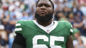 jets-ol-xavier-newman-carted-off-field-on-backboard,-taken-to-hospital-with-neck-injury