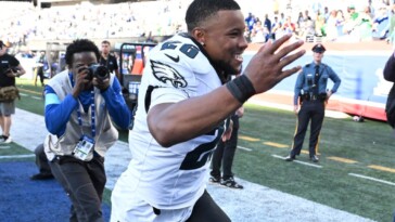 saquon-barkley-runs-roughshod,-daniel-jones-benched-as-listless-giants-get-destroyed-by-eagles