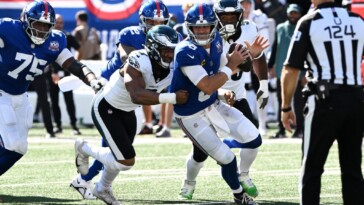 daniel-jones-benched-with-eagles-embarrassing-giants-in-latest-ugly-game