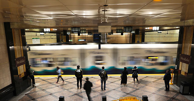 watch:-seattle-policeman-risks-life-to-save-injured-man-from-oncoming-train