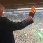 entire-pittsburgh-stadium-breaks-into-thunderous-chants-of-“usa!-usa!-usa!”-as-trump-arrives-(video)