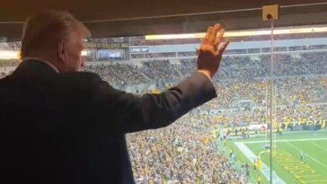 entire-pittsburgh-stadium-breaks-into-thunderous-chants-of-“usa!-usa!-usa!”-as-trump-arrives-(video)