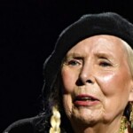 singer-joni-mitchell-screams-‘f**k-trump’-at-hollywood-bowl