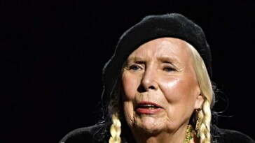 singer-joni-mitchell-screams-‘f**k-trump’-at-hollywood-bowl