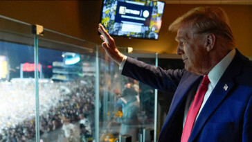 trump-receives-thunderous-welcome-at-pittsburgh-steelers-game-to-chants-of-‘usa,-usa!’