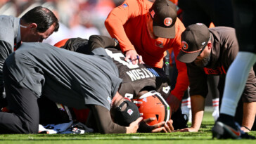 deshaun-watson’s-season-is-over-after-browns-qb-suffers-ruptured-achilles-vs.-bengals