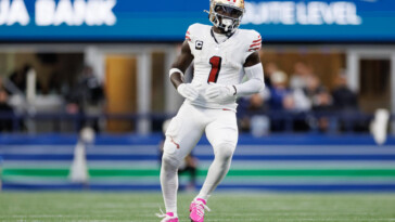 49ers-wr-deebo-samuel-hospitalized-with-fluid-in-his-lungs-after-leaving-loss-to-chiefs-early