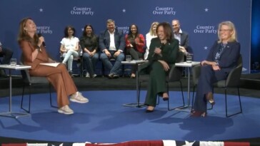 moderator-admits-audience-can’t-ask-questions-at-kamala’s-fake-town-hall-with-liz-cheney-because-the-questions-are-“pre-determined”-(video)