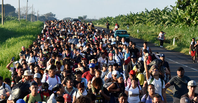 reports:-2,500-migrants-depart-southern-mexico-in-caravan-bound-for-us.-border