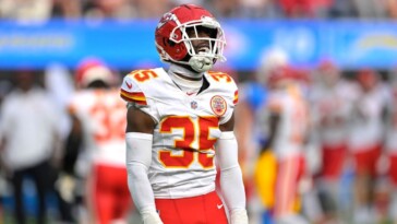 sources:-chiefs’-watson-has-broken-fibula,-tibia