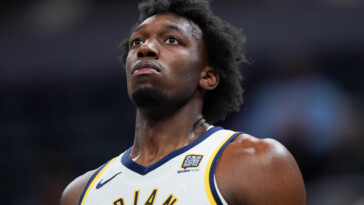 former-no.-2-pick-james-wiseman-leaves-pacers-debut-on-opening-night-with-non-contact-calf-injury