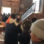 pro-putin-priests-brawl-with-clerics-backing-kyiv-over-control-of-ukraine’s-largest-cathedral