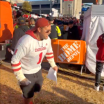 indiana-football-fan-suffers-brutal-knee-injury-before-‘college-gameday’-$100k-kicking-challenge