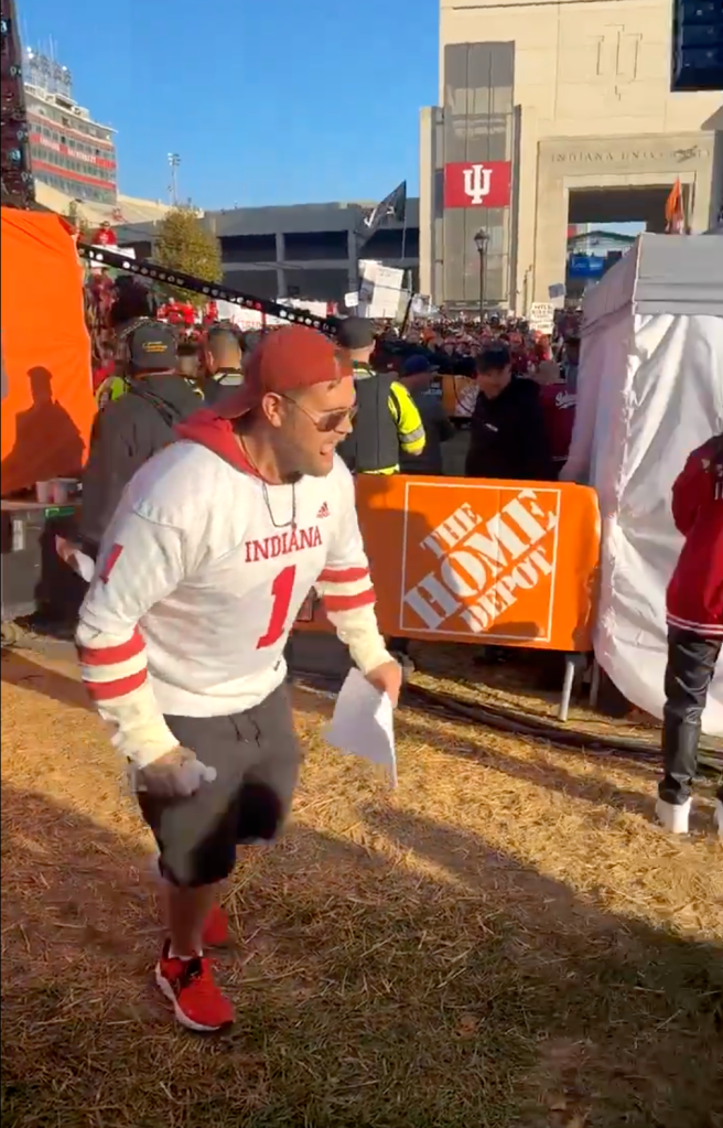 indiana-football-fan-suffers-brutal-knee-injury-before-‘college-gameday’-$100k-kicking-challenge