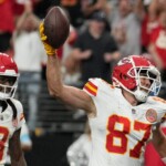 travis-kelce-scores-first-regular-season-td-in-nearly-a-year,-helps-chiefs-maintain-undefeated-record