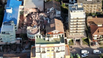 10-story-hotel-collapses-in-argentina,-firefighters-search-for-survivors-trapped-under-rubble