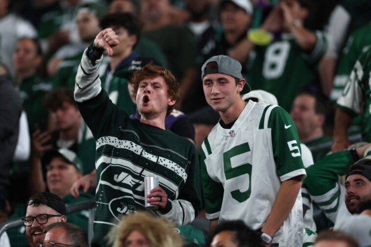 jets-fans-mercilessly-boo-team,-loudly-chant-‘sell-the-team’-after-nightmare-first-half