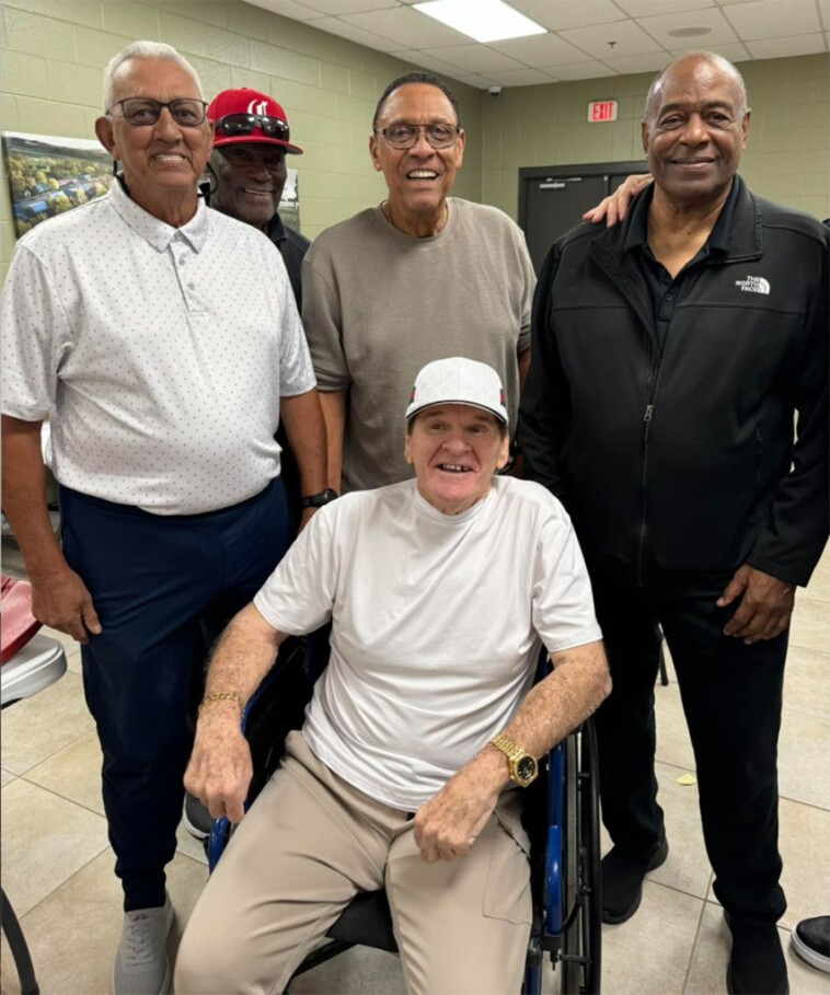 pete-rose-posed-with-reds-legends,-signed-autographs-day-before-death