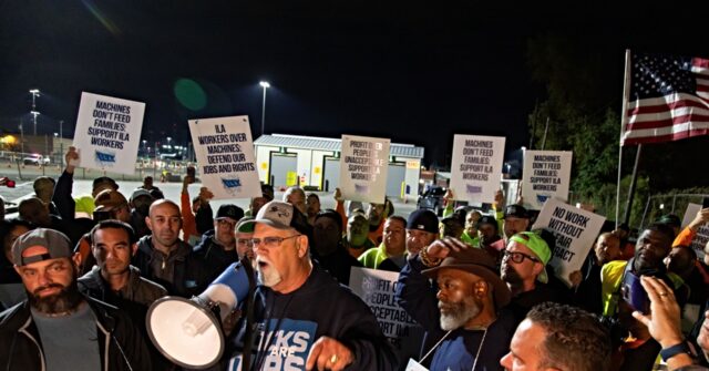 us.-port-workers-on-strike:-first-industrial-action-in-almost-50-years